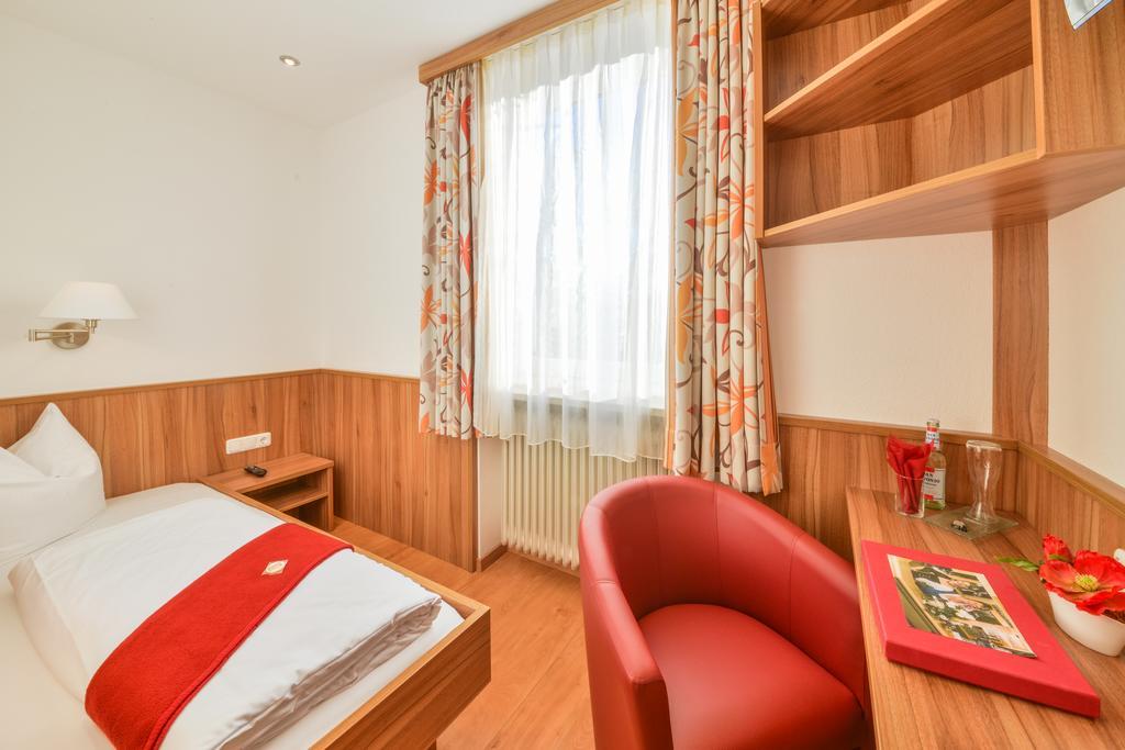 Hotel Drei Loewen Dachau Room photo