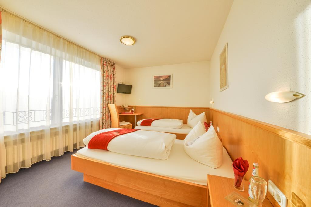 Hotel Drei Loewen Dachau Room photo
